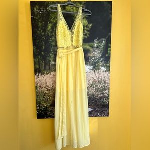 Beautiful yellow dress like new used only for photos